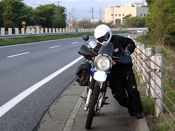 バイクを押す斉藤さんの姿が・・・